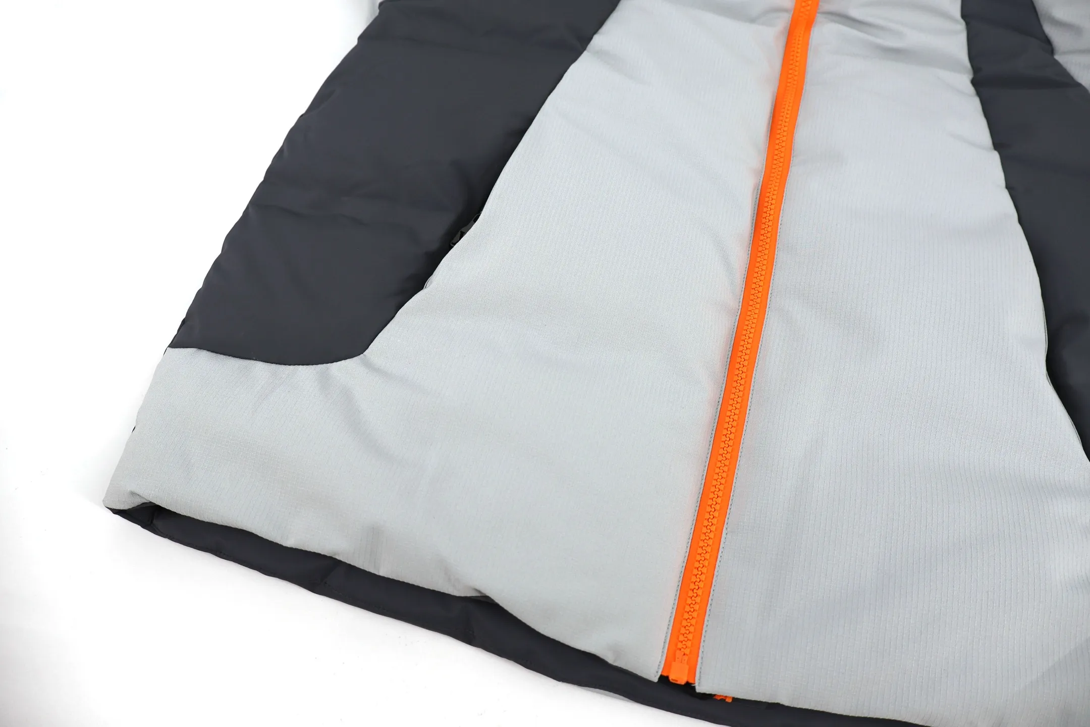 🅿️2120 1v SKI ski series functional down jacket perfectly combines luxury and functionality. This ski jacket is embellished with Louis Vuitton’s iconic Monogram elements, and the contrasting stitching design outlines a futuristic silhouette. The bright orange zipper is not only the visual focus, but also symbolizes fearless exploration in the world of ice and snow. The oversized LV classic floral pattern on the back blooms with eye-catching vitality in the gray color block, making you a sight that cannot be ignored on the snowy slopes. Windproof and waterproof technical fabrics with thermal padding can withstand the cold while remaining lightweight and comfortable. The Monogram details on the cuffs reveal brand recognition in a low-key manner. Size:50-52-54-56